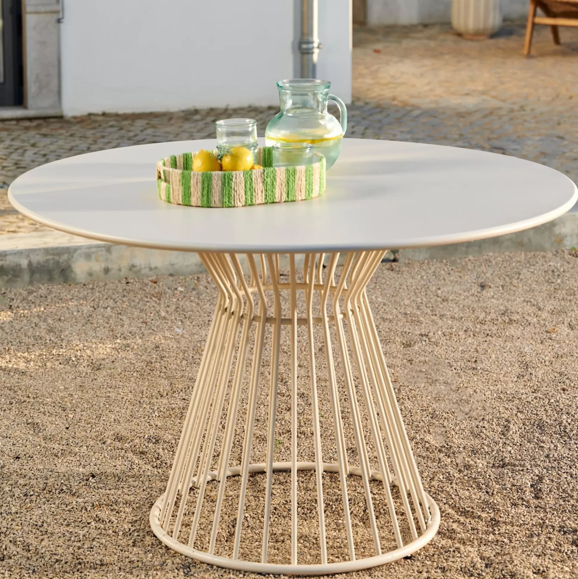 Mesas De Jardín<CASA Rafael Mesa Beis